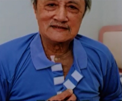 The diagram shows an elderly male wearing a blue upper garment with Velcro fastening instead of buttons. 