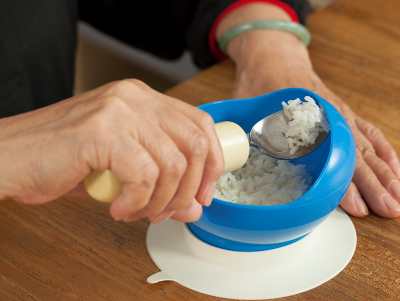 使用高边碗，防止舀出食物时食物外漏。