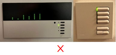 两个灯掣，每个掣上都有很多不同的按钮，其中一个有很多不同的灯在亮着