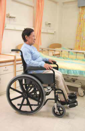 长者坐在轮椅及座垫上，使他能保持正确坐姿，亦可减少臂部承受的压力，预防褥疮