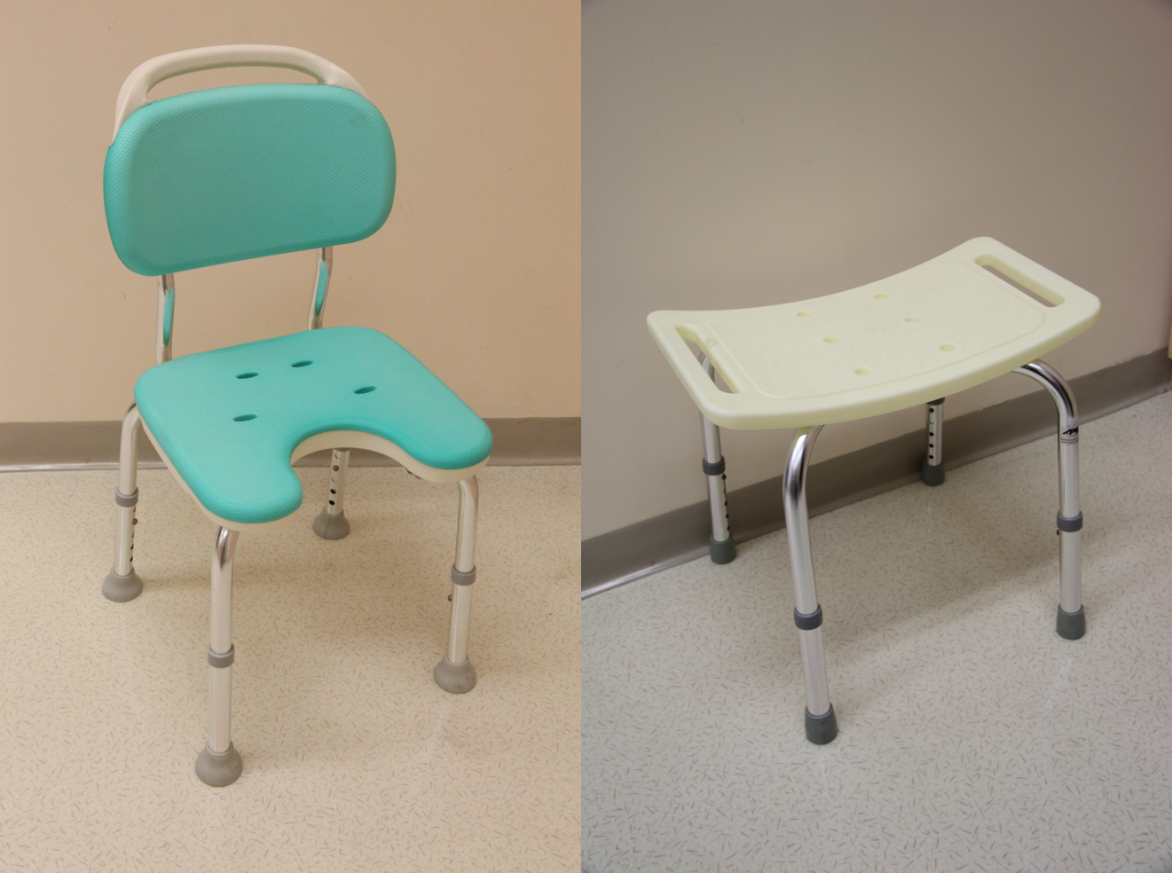 图中显示两款不同的沐浴椅，一张是有靠背的沐浴椅，另一张是没有靠背的沐浴椅。坐椅部分使用防滑胶料，四只椅脚可按使用者需要调校高度。