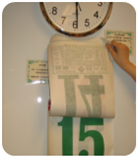 一個大時鐘和大日曆，提供導向資訊