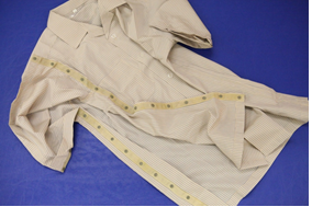 改裝上衣可於腋下夾口打開 改裝上衣可於腋下夾口打開