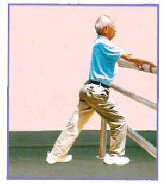 圖三：小腿肌肉伸展運動 長者雙手扶穩固欄杆，雙腳腳尖向前弓箭步站立，前膝曲後膝伸直，腳跟貼地，眼望前及腰背挺直。